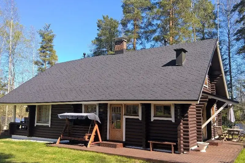 Hirsimökki, johon on asennettu uusi palahuopakatto