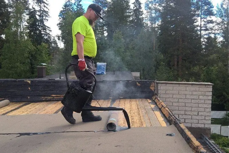 Asentaja hitsaa kermiä polttimella